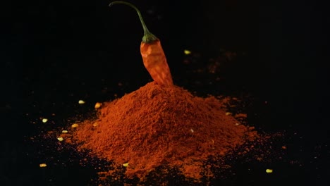 ⁇ 은 칠리 파우더,  ⁇ 은 고추 플래크와 씨 ⁇ 은 검은색 바탕의 테이블 표면에 있습니다.