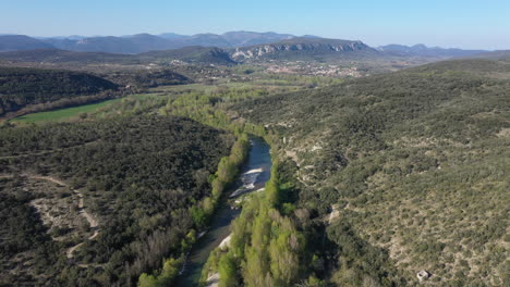 parque nacional de cevennes vista desde la distancia sobre un río a lo largo de los árboles francia