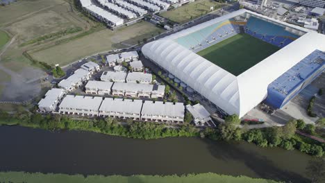 complejo de viviendas junto al super estadio cbus a orillas del arroyo mudgeeraba en robina, queensland, australia