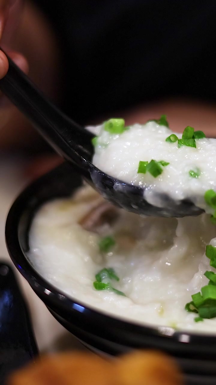 Menikmati semangkuk bubur nasi