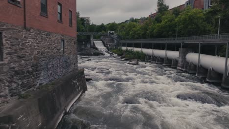 Wasserkraftwerk-Damm,-Magog-River,-Sherbrooke,-Kanada---Drohnenaufnahme