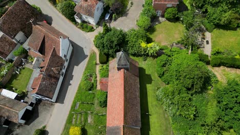 Ein-Schwenk-Aus-Der-Vogelperspektive-über-Die-St.-Mary&#39;s-Church-In-Stodmarsh