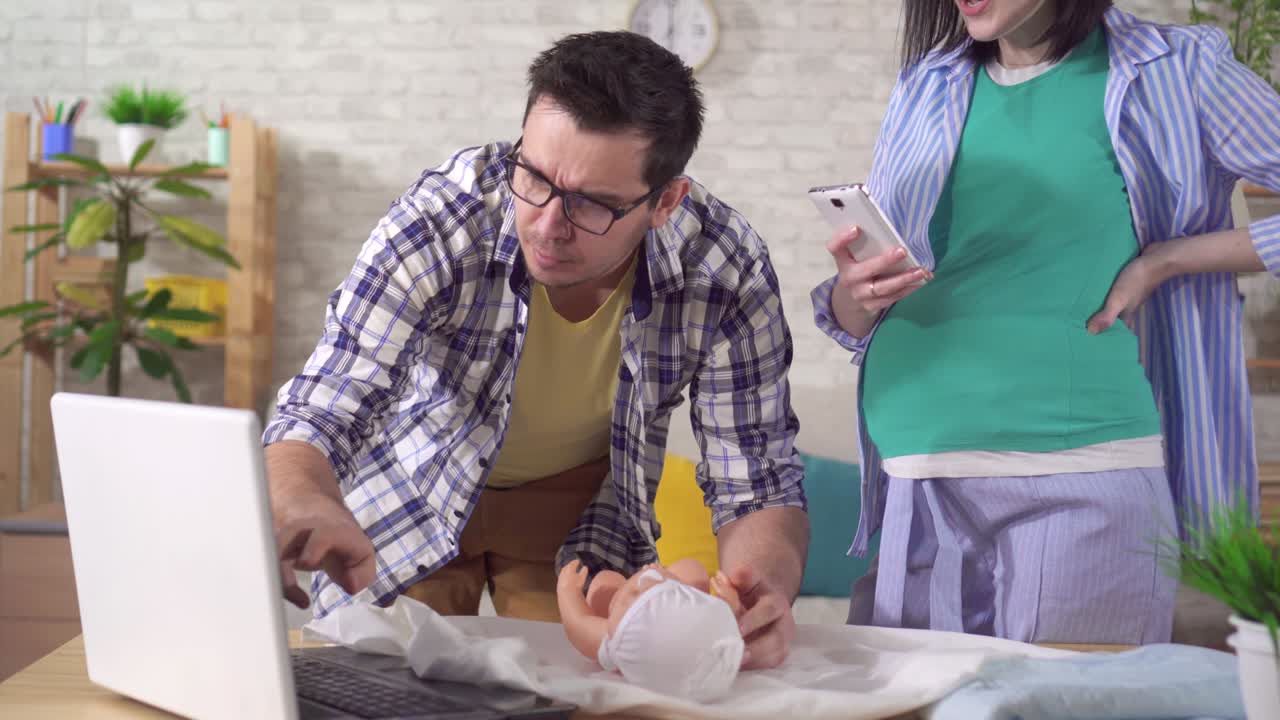 retrato jóvenes futuros padres ahora están aprendiendo a envolver a un recién nacido a través de internet de cerca