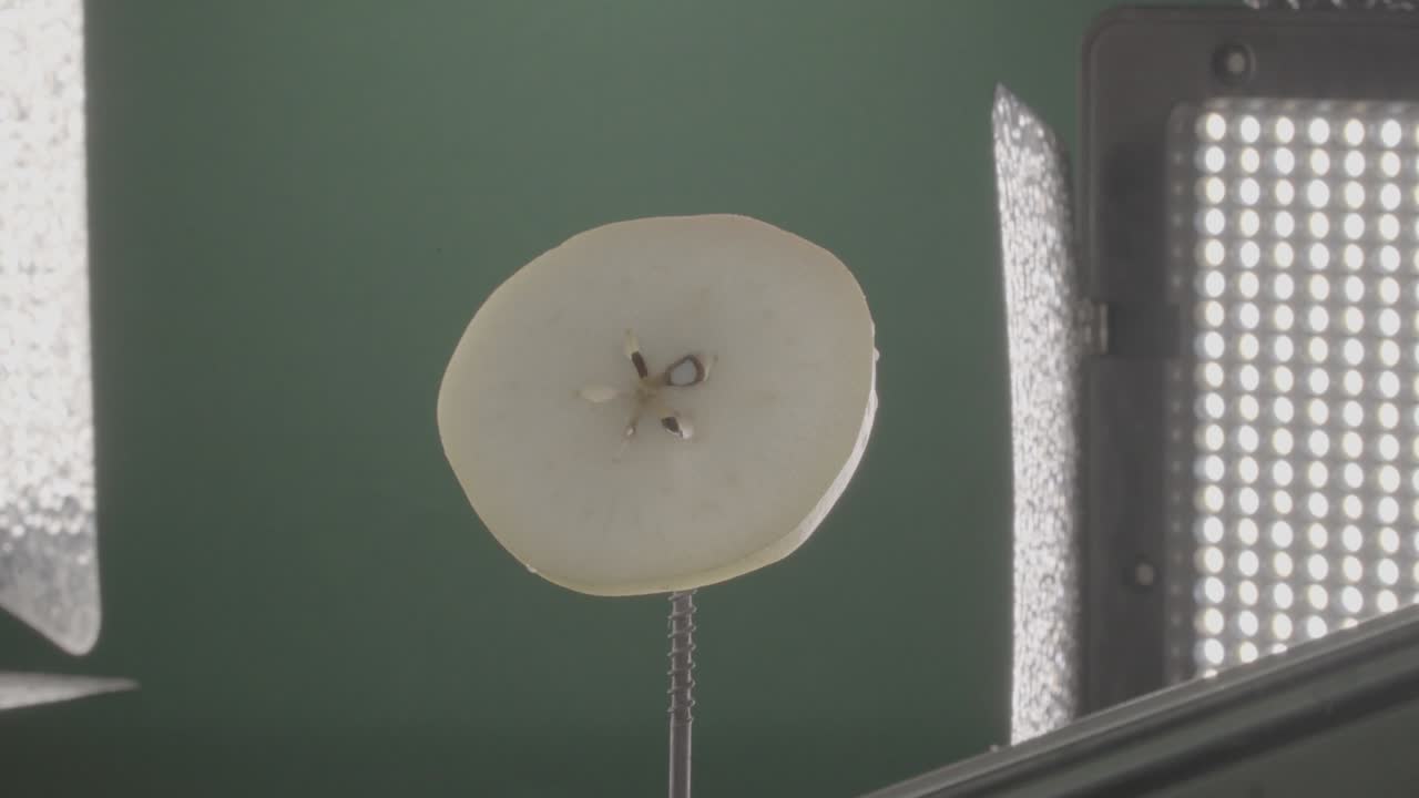 크로마 키를 위해 녹색 화면에 루프와 함께 회전하는 진주