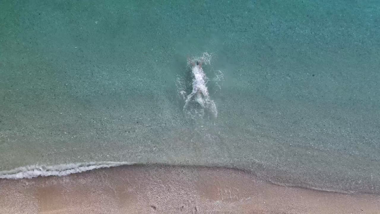 오션 블루 비치에서 수영