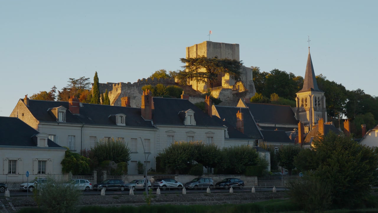 Castello storico e torre della chiesa dominano le case di Montrichard nella calda luce della sera
