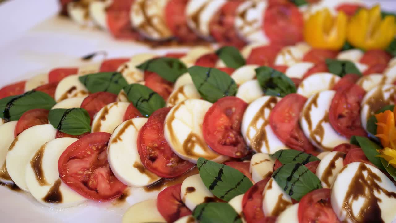 personas de catering de grupo comida buffet en interiores en restaurante de lujo con carne frutas y verduras de colores.