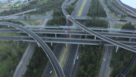 Autopistas-M4-Y-M7-Intercambio-De-Caballos-Ligeros-En-Los-Suburbios-Del-Oeste-De-Sydney:-Panorámica-Aérea-Sobre-Autopistas-De-Varios-Carriles-Con-Tráfico