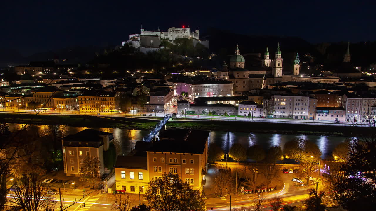 밤에 성과 함께 살츠부르크의 스카이라인