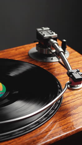 primer plano de un tocadiscos de época