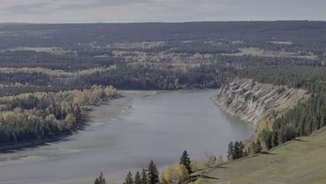 luftuntersuchung farbenfroher wälder und ranchland entlang des majestätischen fraser river