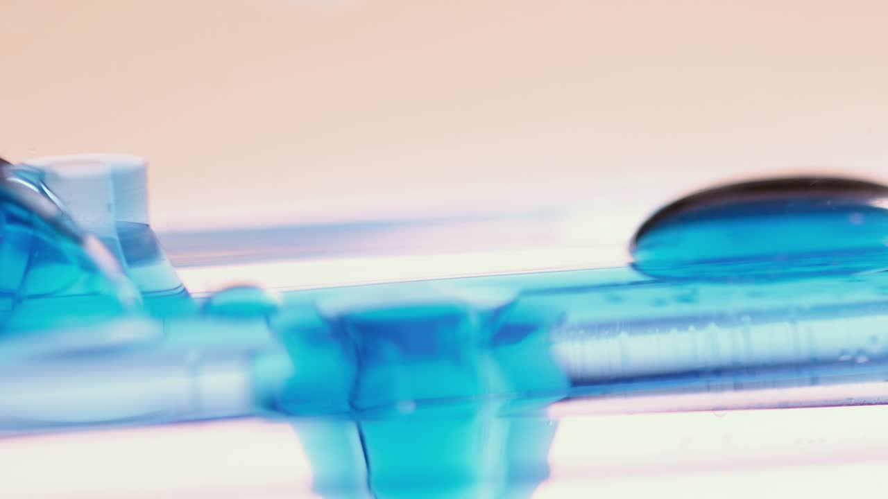 구 매크로에 파란 방울이 흘러내립니다.