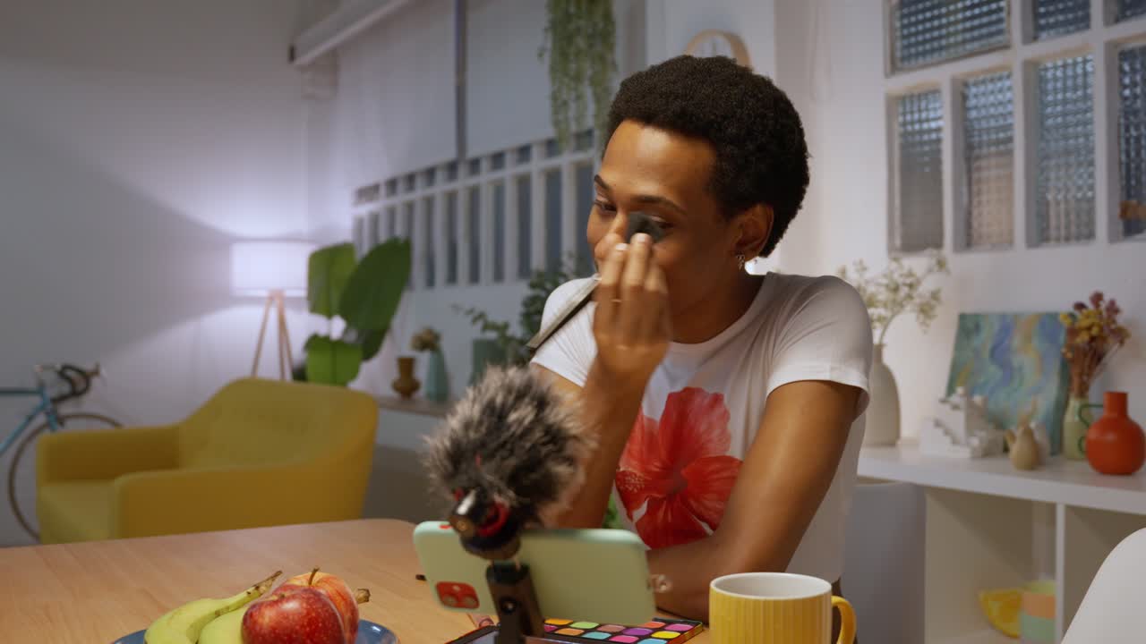 Mann lager sminkevideo hjemme