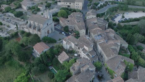 Luftdrohne-Luberon-Provence-Saignon-Frankreich-Mittelalterliche-Stadt-Bei-Sonnenaufgang