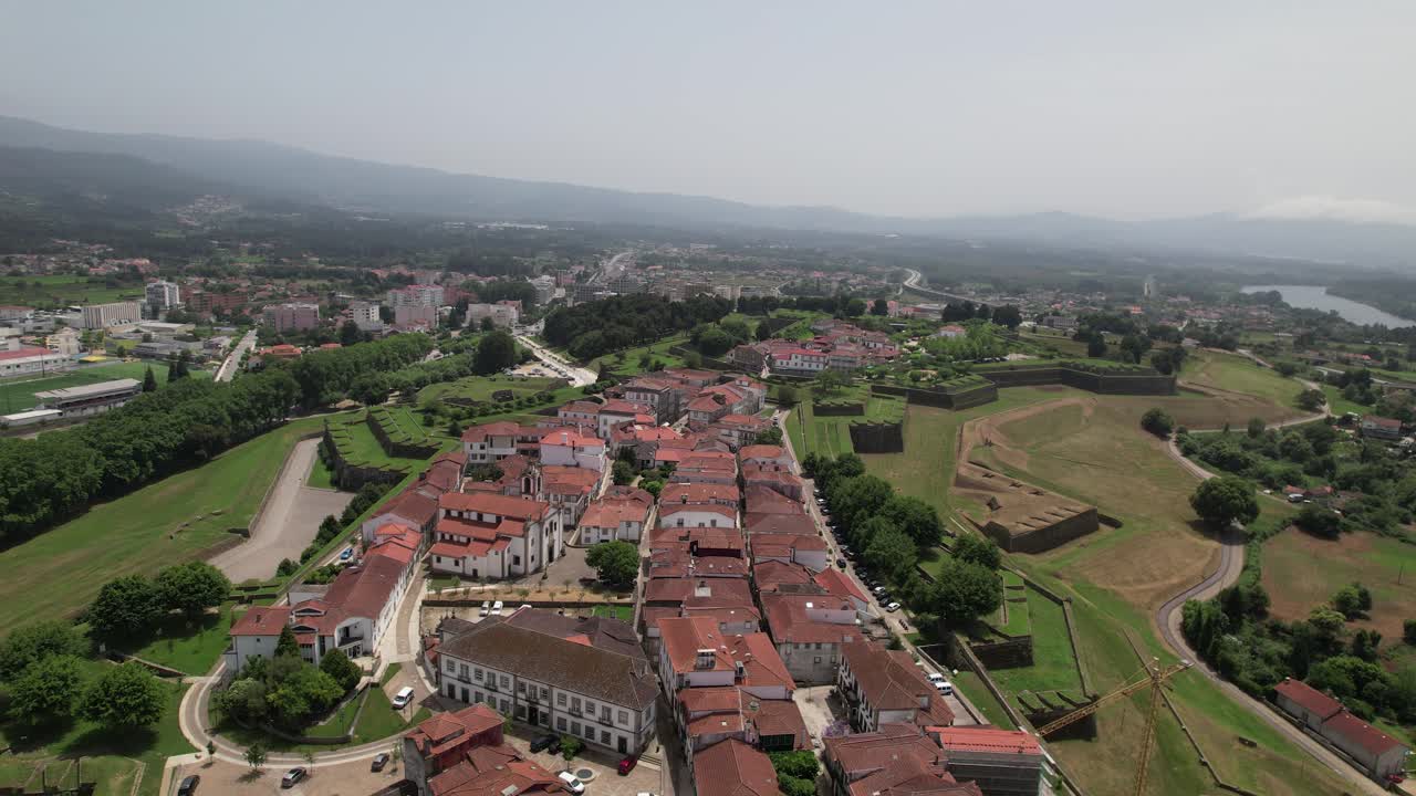 vista aérea de las antiguas murallas de la fortaleza y el pueblo de valença do minho en un día soleado