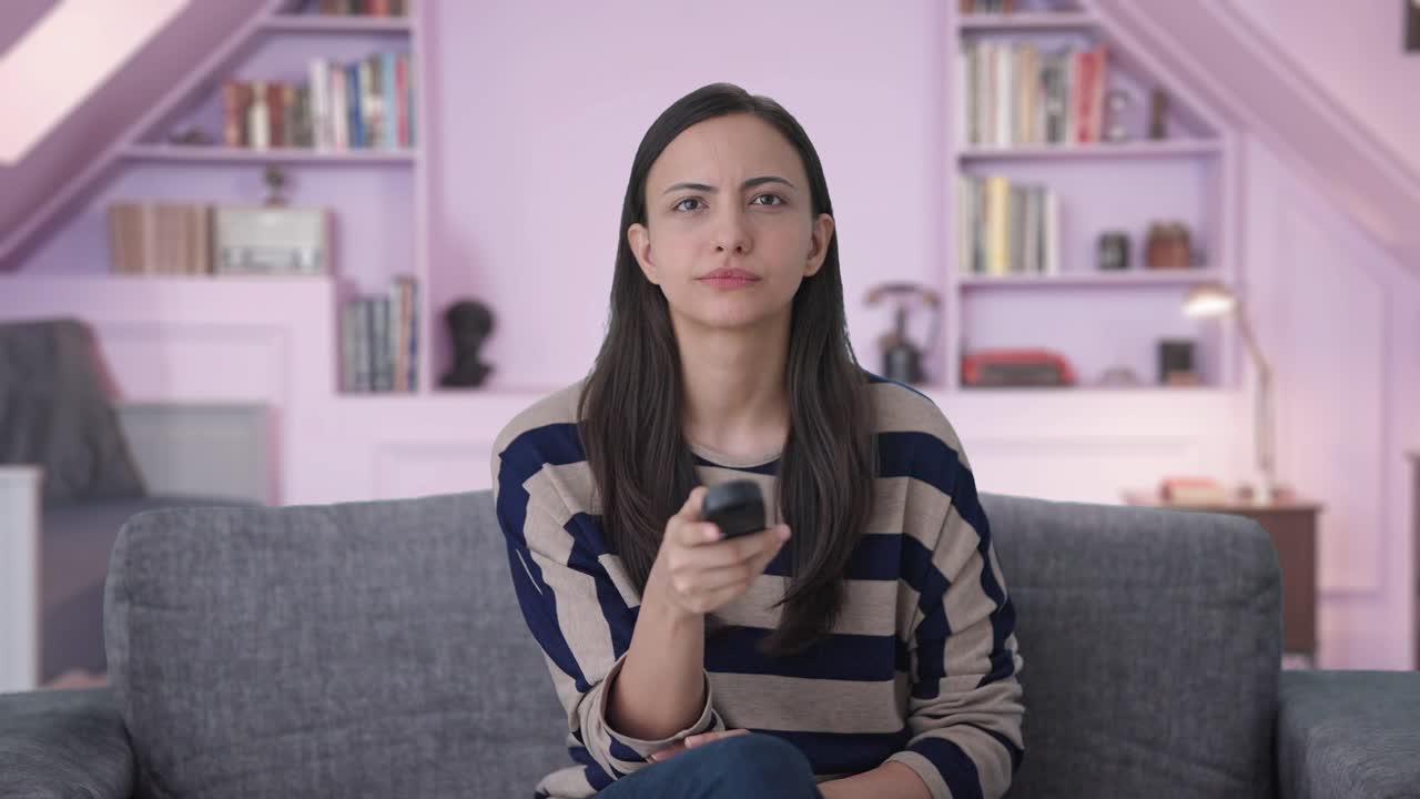 chica india seria viendo la televisión