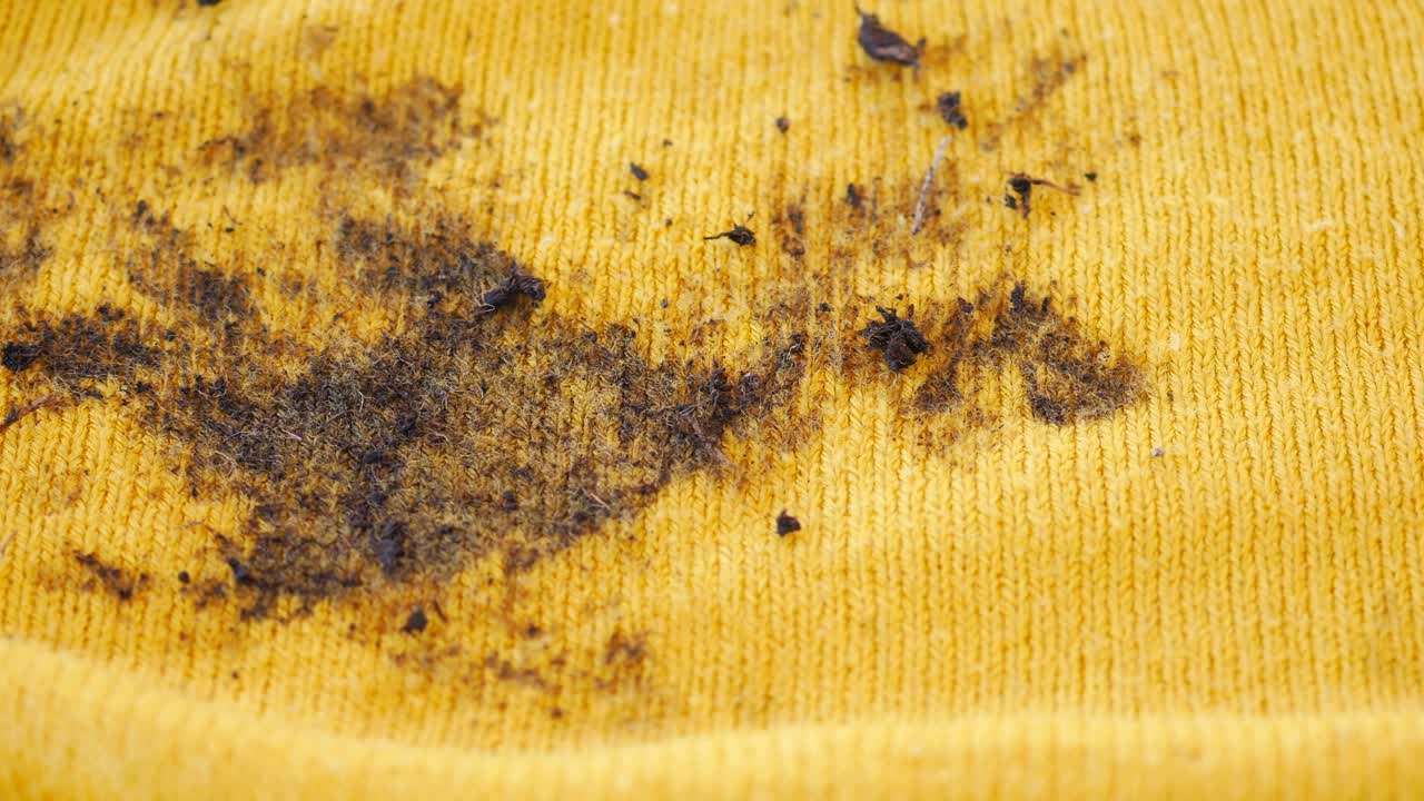 suéter amarillo sucio