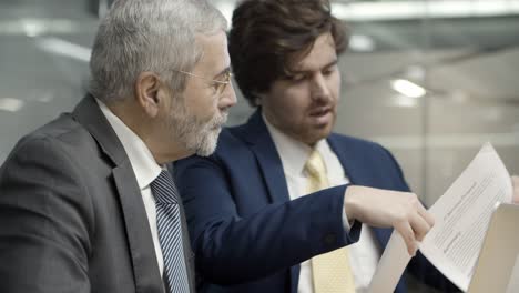 joven empleado corporativo que apunta al contrato