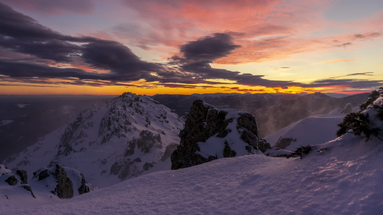 puesta de sol nevada y ventosa en las montañas de navacerrada, madrid