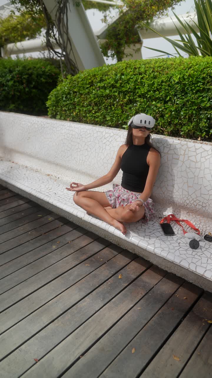 mujer meditando con auriculares vr en un parque