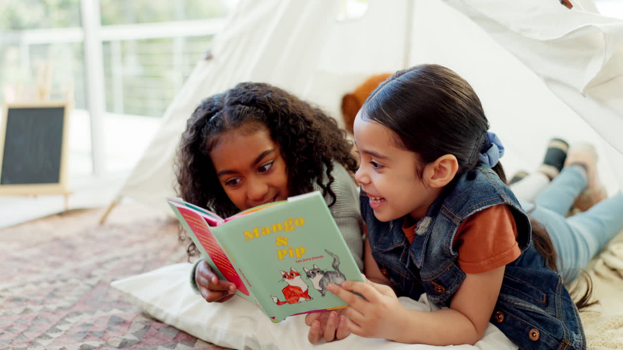Bambina, libro di storie e lettura insieme