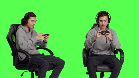adolescente asiático disfruta de los videojuegos móviles