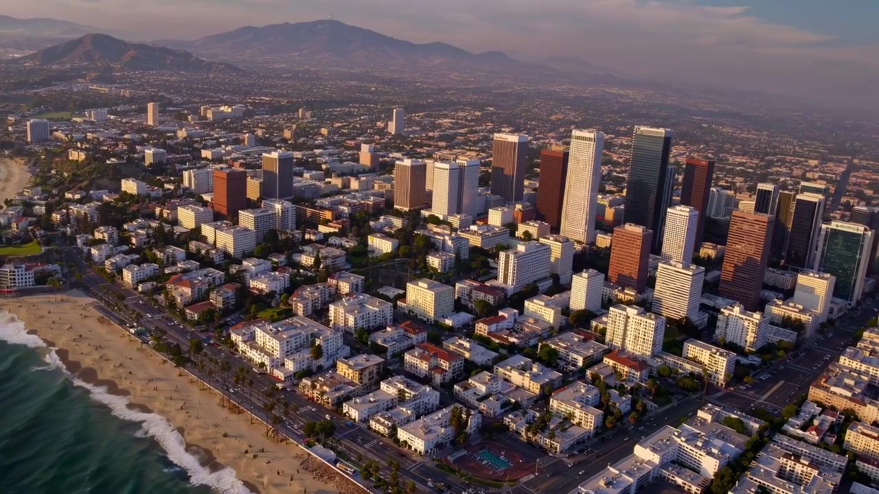 Vista Aérea do Litoral de Los Angeles e Horizonte do Centro ao Pôr do Sol