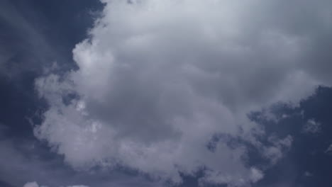 storma cumulonimbus cloud moviendo timelapse y cielo gris