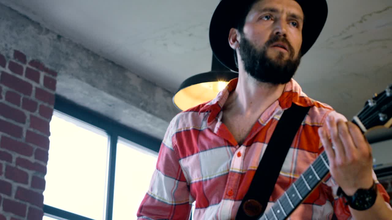 guitarrista cantor con sombrero