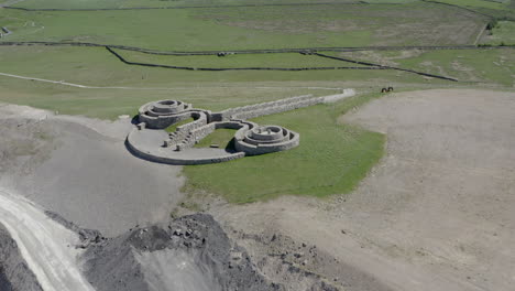 una vista aérea de las obras de arte públicas cortadas con piedras frías cerca del puente de pateley con una cantera de asfalto en primer plano