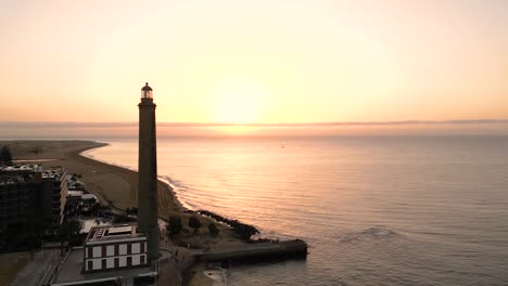 amanecer sobre la costa con el faro