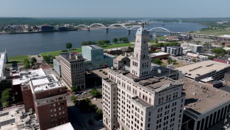 torre del reloj en el centro de davenport, iowa con video de drones moviéndose hacia adelante