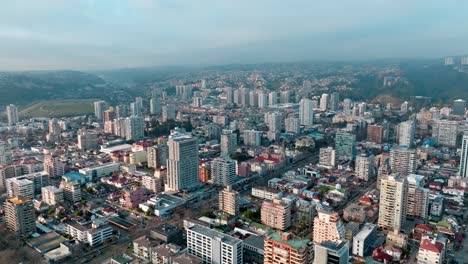 Mezcla-De-Casas-Y-Edificios-En-Una-Gran-Ciudad-Sudamericana-Desarrollada