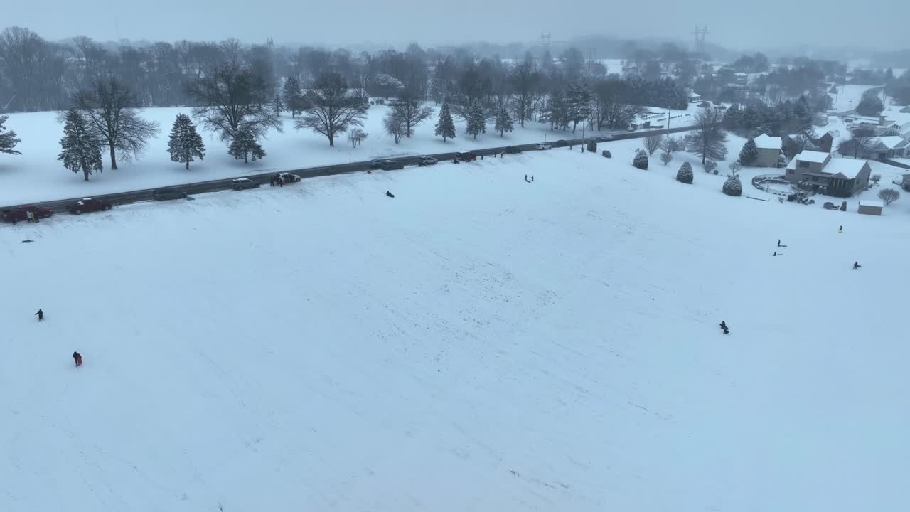 겨울철에 눈 인 언덕에서 아이들을 보는 것