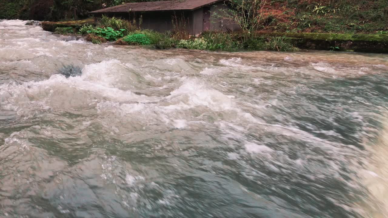 자연에서 빠르게 흐르는 강과 폭포