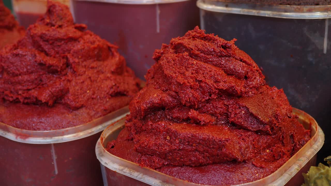 시장 에서 용기 에 넣은 은 고추 페이스트