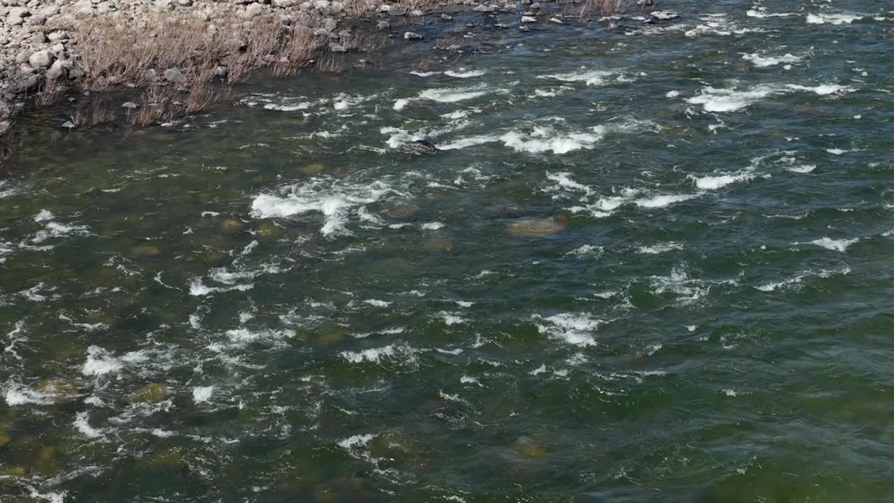 Ripresa aerea di un fiume poco profondo a Spokane, Washington, in una calda giornata estiva.