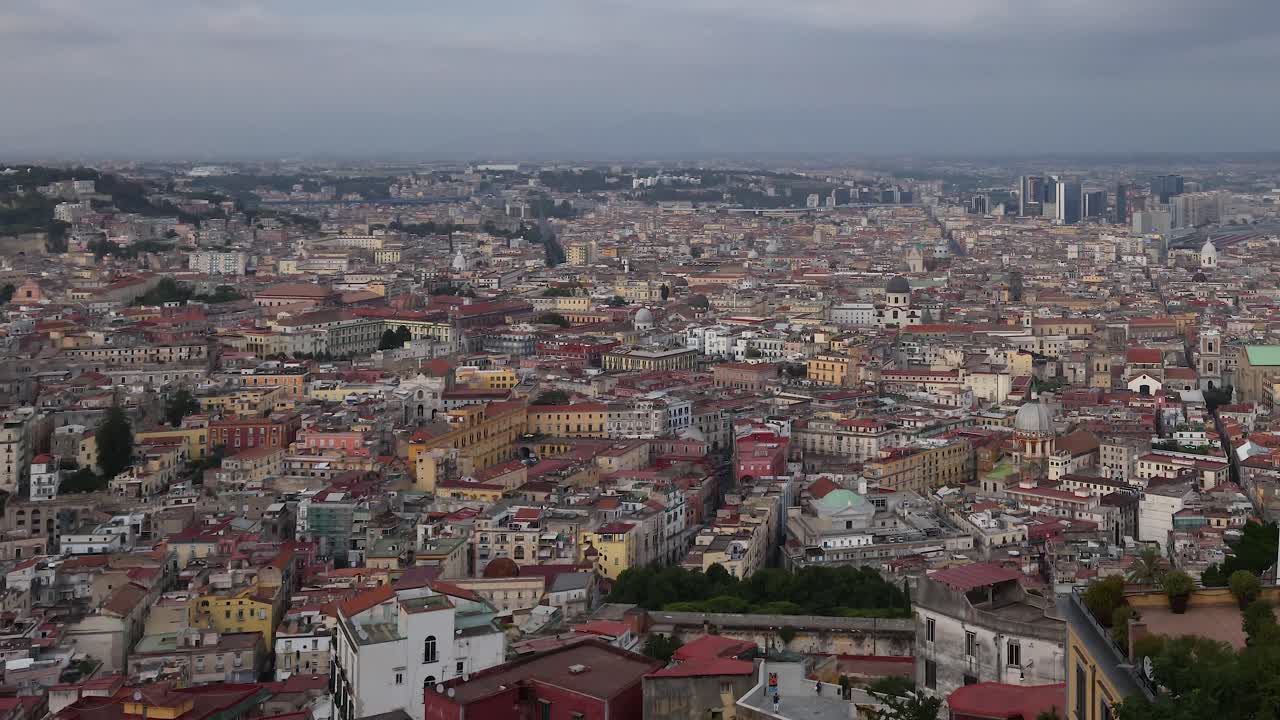 이탈리아 나폴리 상공에서 낮과 밤의 전환