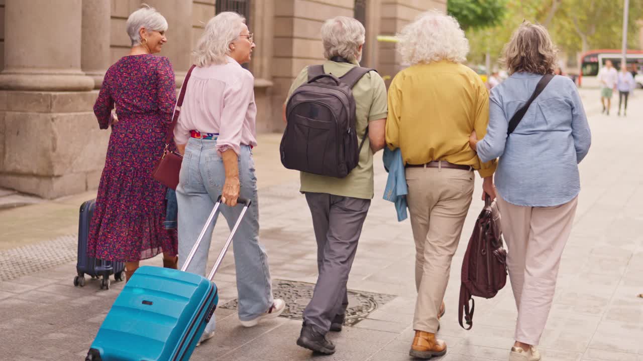Gruppe reifer Touristinnen in einer Stadtstraße