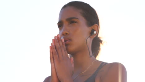 mujer al aire libre haciendo ejercicio y escuchando música