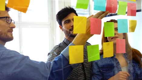 ejecutivos de negocios discutiendo sobre notas adhesivas