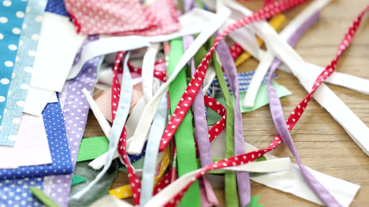 pequeñas tiras de piezas de tela sobre la mesa, para ser utilizadas en la fabricación de juegos