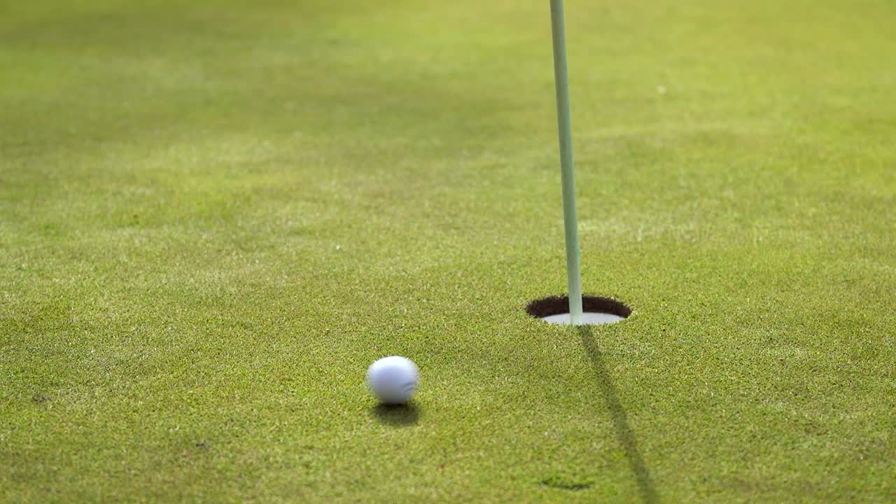 골프 공이 회전하고 구 ⁇ 을 놓치고 있습니다.