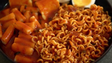 Fideos-Instantáneos-Coreanos-Con-Pastel-De-Arroz-Coreano-Y-Pastel-De-Pescado-Y-Huevo-Hervido---Rabokki---Estilo-De-Comida-Coreana-6