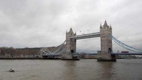 Static-shot-of-Tower-Bridge-on-a-cloudy-day