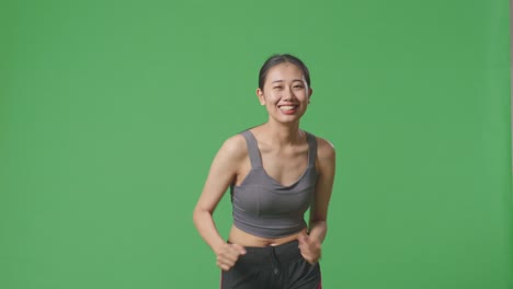 녹색 스크린에서 달리는 여자