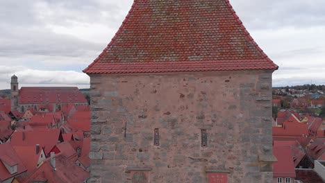 Levantándose-Frente-A-La-Torre-Del-Casco-Antiguo-Está-La-Ciudad-Vista-Desde-Atrás