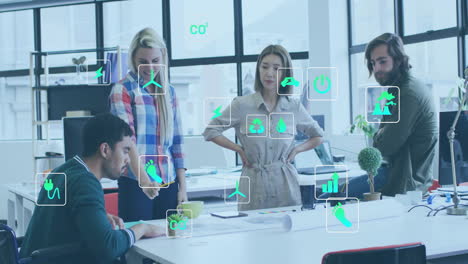 animación de iconos ecológicos y procesamiento de datos sobre diversas personas de negocios en la oficina