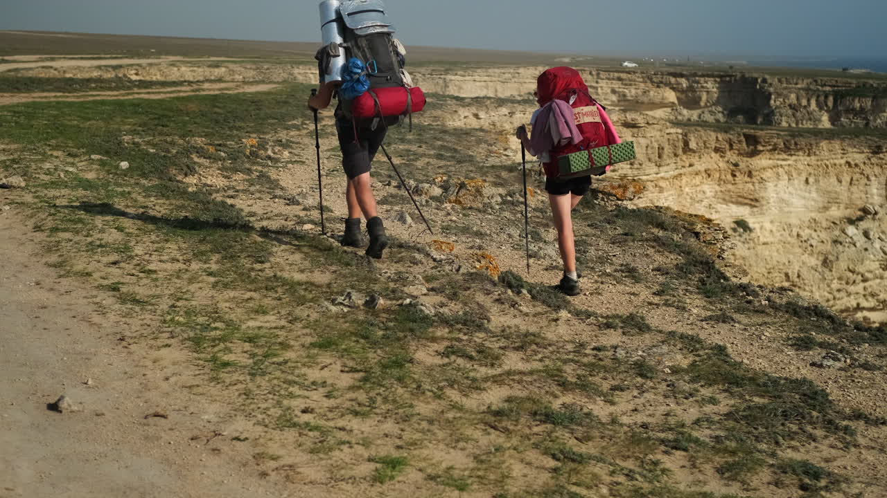 경치 좋은 해안 경로 에서 산책 하는 사람 들
