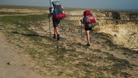 excursionistas en un pintoresco sendero costero